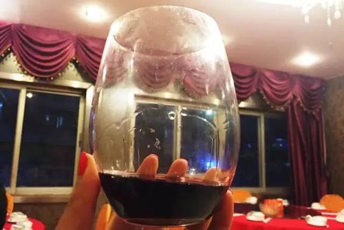 享受独自品味红酒的美妙时刻