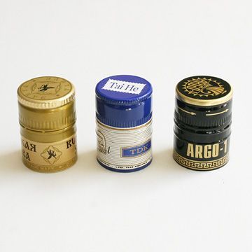红酒瓶盖是拧开的
