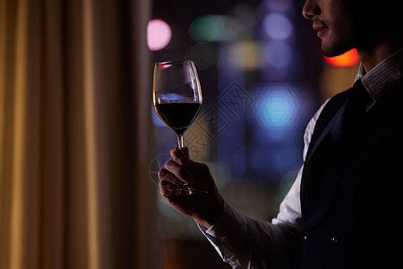 大叔举红酒杯排队检测酒精是真的吗