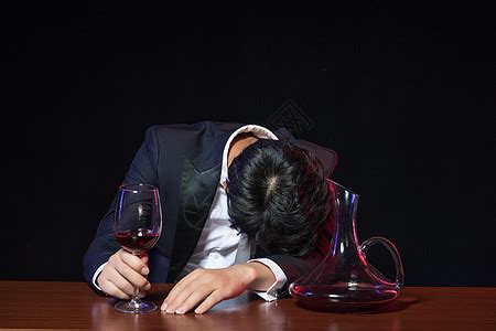 男人喝红酒说说心情说说