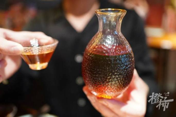 已婚女人梦见别人送红酒