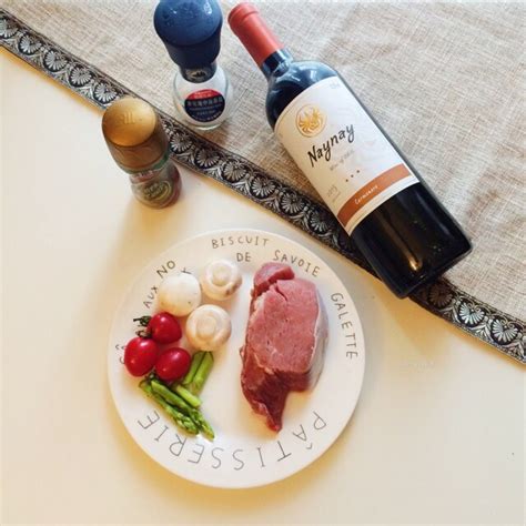 吃牛排喝红酒的文案
