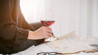 女士喝红酒礼仪