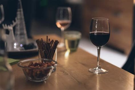 女人喝黄酒好还是红酒好