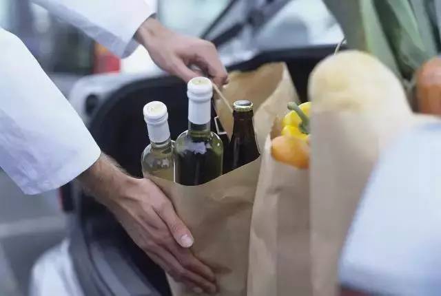 车里撒红酒了怎么快速去味