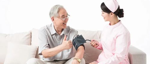 儿子返乡带老人体检 心痛父亲的重母亲的轻