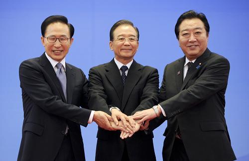 李强总理出席第九次中日韩领导人会议深化合作，共谋发展

引言
2023年，中国国务院总理李强应邀出席在韩国举行的第九次中日韩领导人会议。此次会议不仅是对三国长期合作关系的肯定，也是在全球政治经济格局深刻变化的背景下，三国共同探讨未来合作方向的重要契机。会议结束后，李强总理返回北京，带回了三国合作的新成果和新愿景。

会议背景
中日韩三国作为东亚地区的重要经济体，长期以来在经济、文化、科技等多个领域保持着密切的合作关系。第九次中日韩领导人会议的召开，正值全球经济复苏乏力、国际贸易保护主义抬头之际，