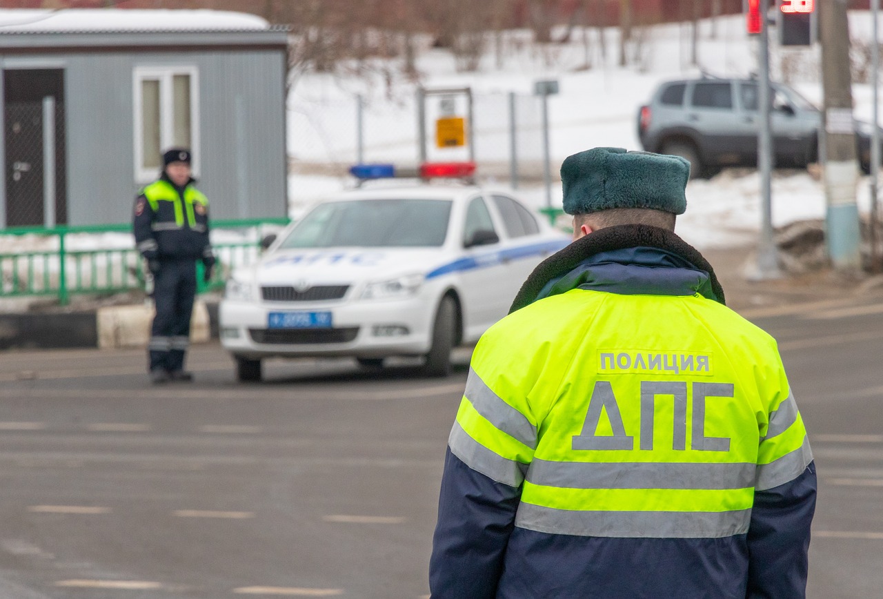 鬼火少年飙车，交警拦车被拖行