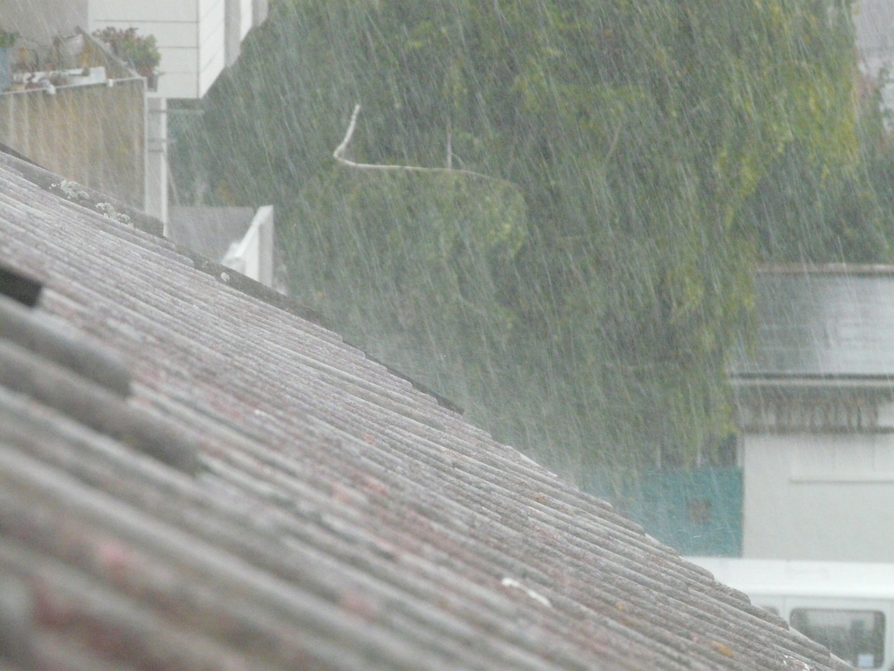 28岁小伙雷雨天钓鱼被雷击身亡，警示人们注意自身安全