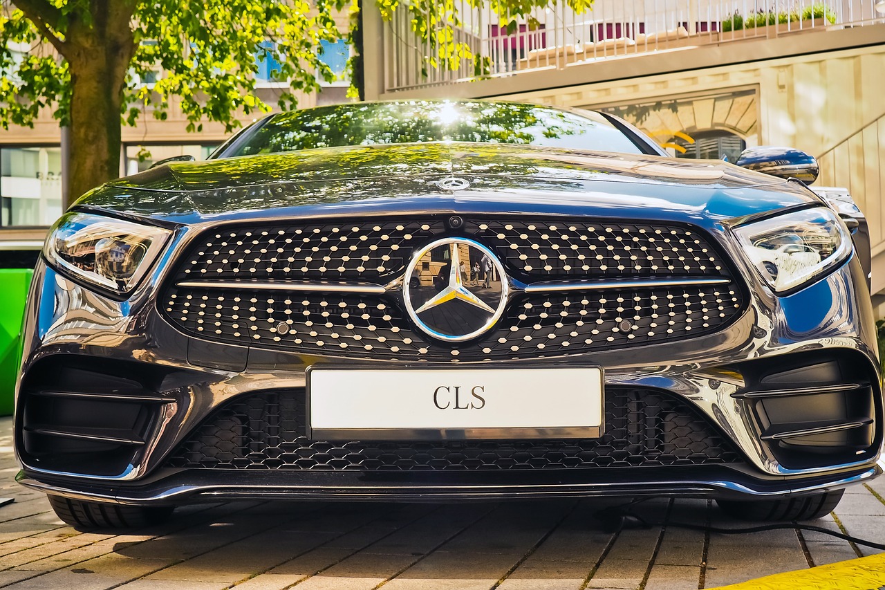 一名男子在法拍会上以11万多元的价格竞得一辆奔驰车，但当他兴高采烈地提车时，却惊讶地发现该车竟然是报废车！这让男子感到十分愤怒和失望，他立即联系法拍平台要求退钱并赔偿。