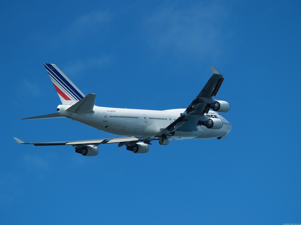 中国8架C919飞机投入商业飞行，标志着中国航空业又一重要里程碑。C919飞机是中国自主研发的大型客机，具有极高的国际关注度和市场潜力。本文将从多个角度深入分析C919飞机投入商业飞行的影响和意义。