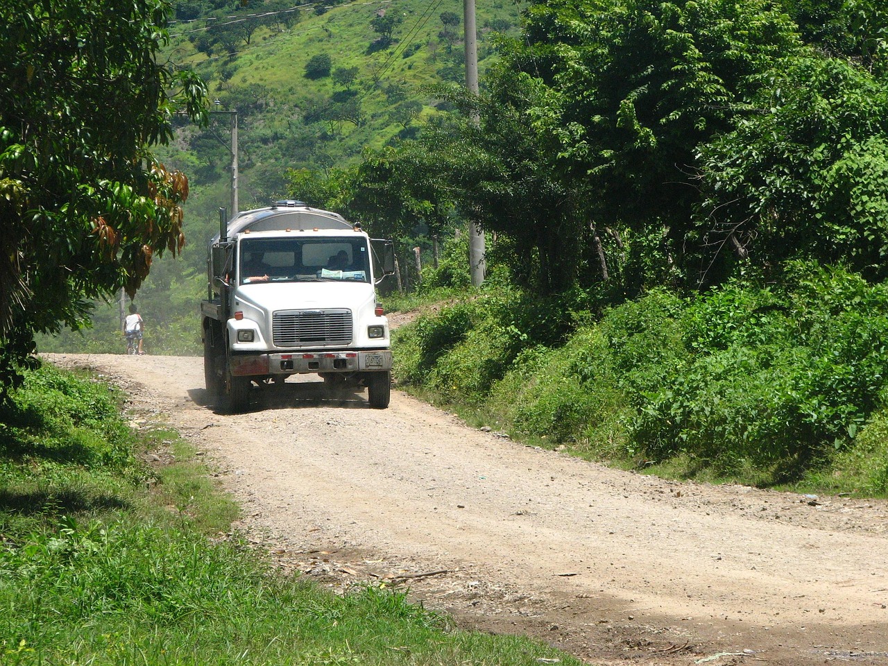 女司机进村送货遭遇高额过路费，揭示乡村道路通行乱象